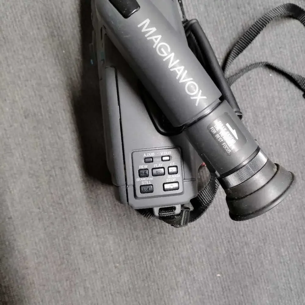 Magnavox EasyCam CVR610A01 VHS Camcorder 10:1 Zoom Retro Analog Camera Bag EUC